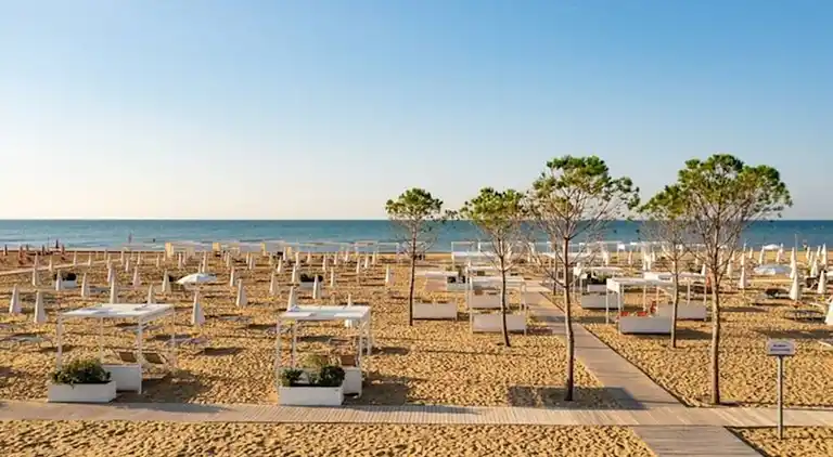 Comfy flat with garden and pool