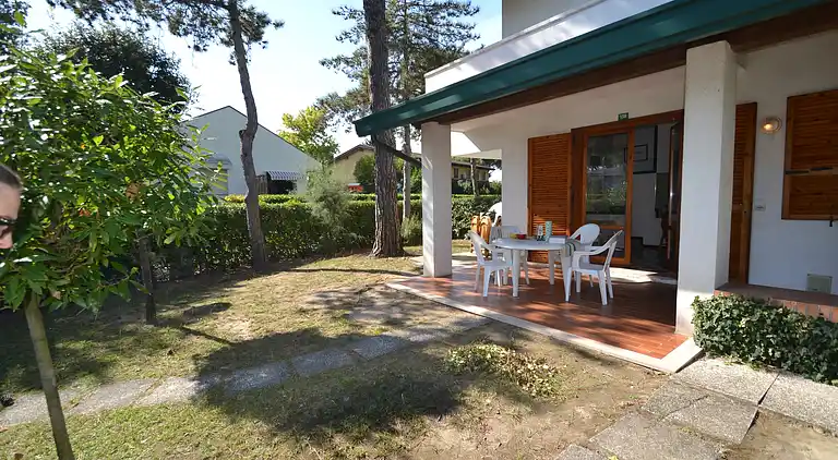 Comfy flat with garden and pool