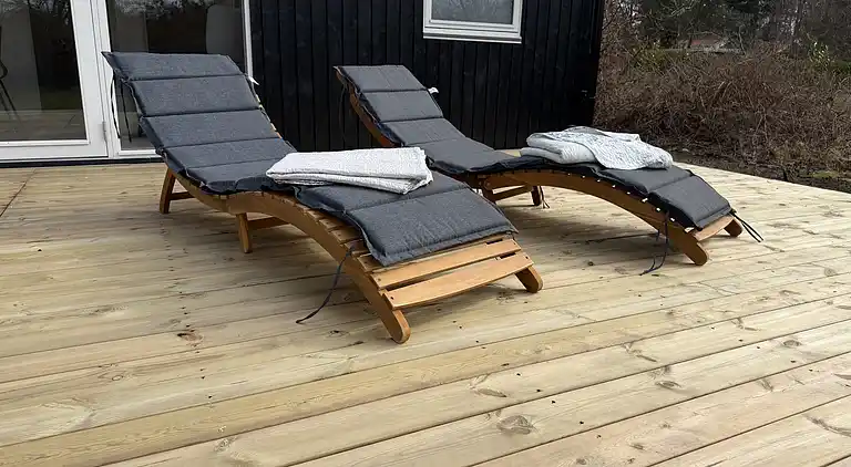 Lyst sommerhus med solrig terrasse og bålsted