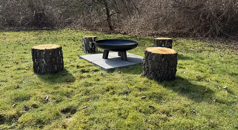 Lyst sommerhus med solrig terrasse og bålsted