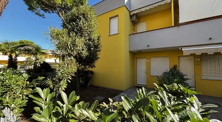 Cozy apartment with garden and pool