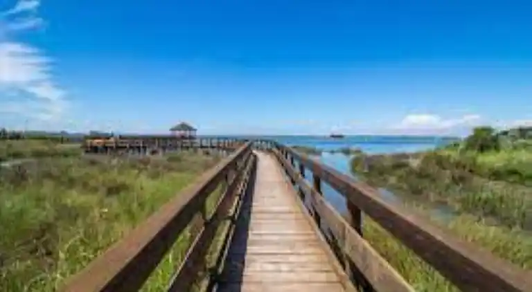 Flat in seafront residence with pool