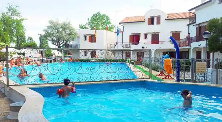 Flat in seafront residence with pool