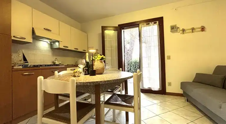 Flat in seafront residence with pool