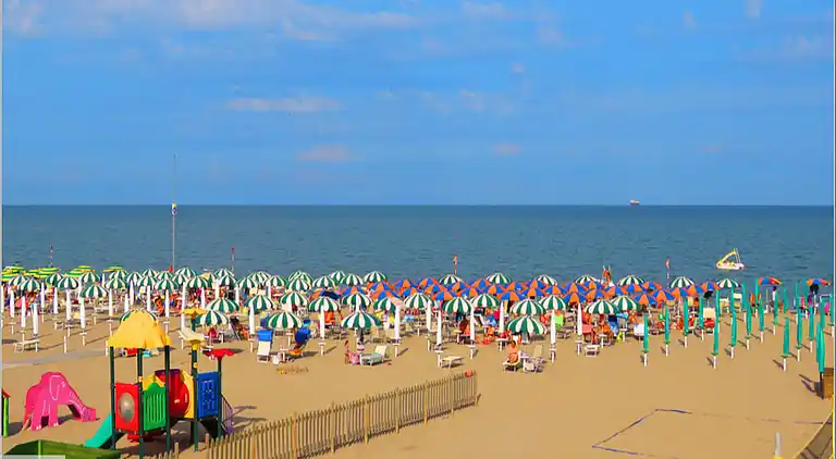 Flat in seafront residence with pool