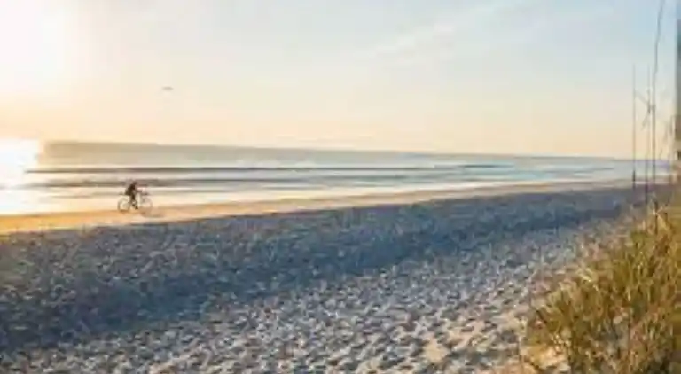 Flat in seafront residence with pool