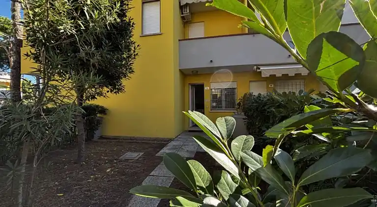 Cozy apartment with garden and pool