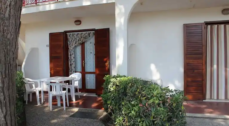 Flat in seafront residence with pool