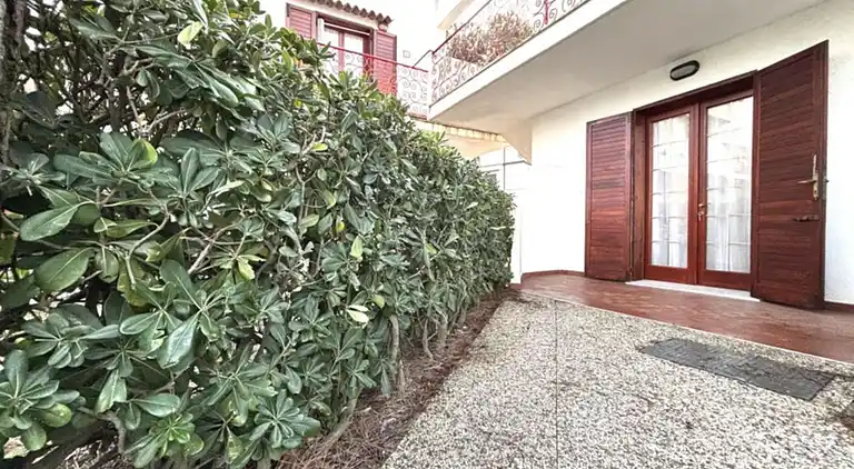 Flat in seafront residence with pool