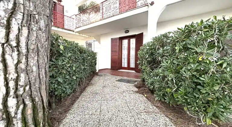 Flat in seafront residence with pool