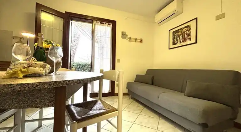 Flat in seafront residence with pool