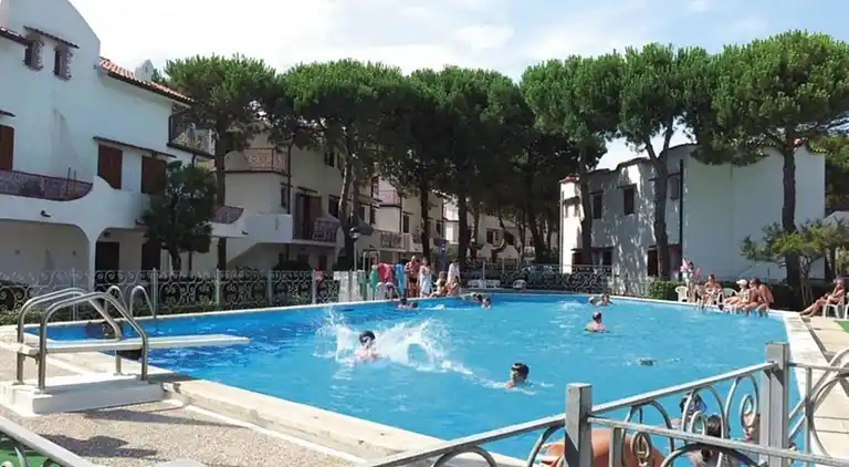 Flat in seafront residence with pool