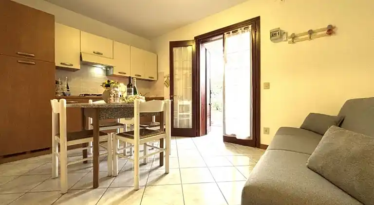 Flat in seafront residence with pool