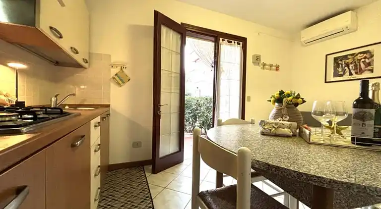 Flat in seafront residence with pool