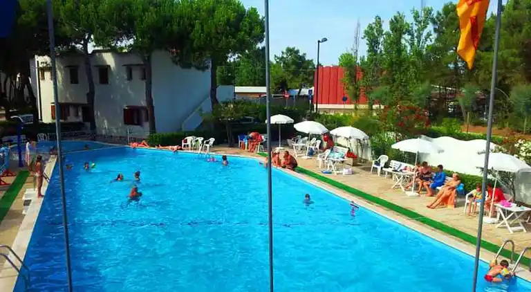 Flat in seafront residence with pool