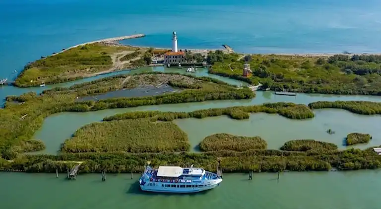 Flat in seafront residence with pool