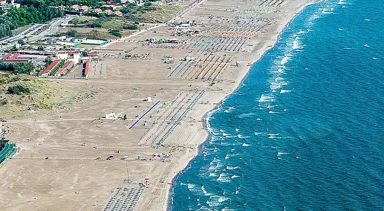 Flat in seafront residence with pool