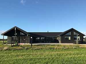 Geräumiges Ferienhaus mit Pool bei Møns Klint