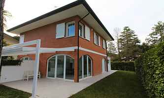 Modern villa a few steps from the beach