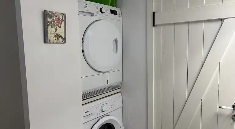 Lyst feriehus i grønne omgivelser nær vandet