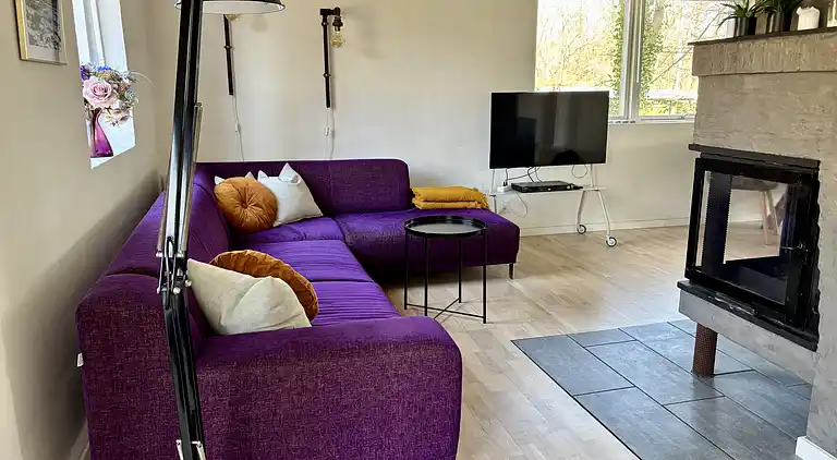 Lyst feriehus i grønne omgivelser nær vandet