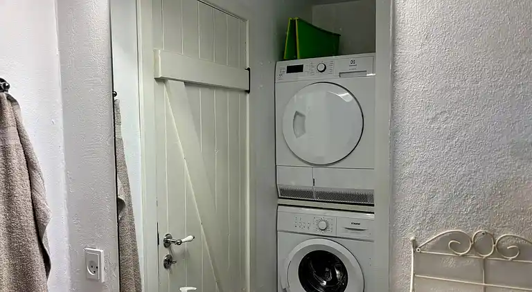 Lyst feriehus i grønne omgivelser nær vandet