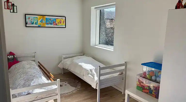 Lyst feriehus i grønne omgivelser nær vandet