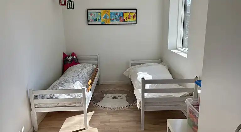 Lyst feriehus i grønne omgivelser nær vandet