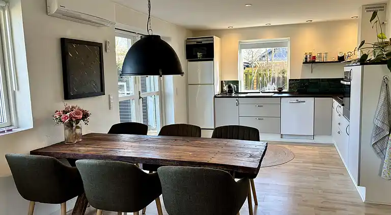 Lyst feriehus i grønne omgivelser nær vandet