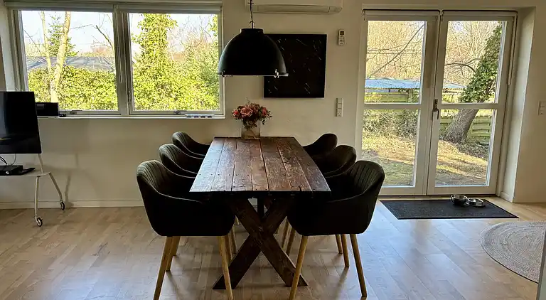 Lyst feriehus i grønne omgivelser nær vandet