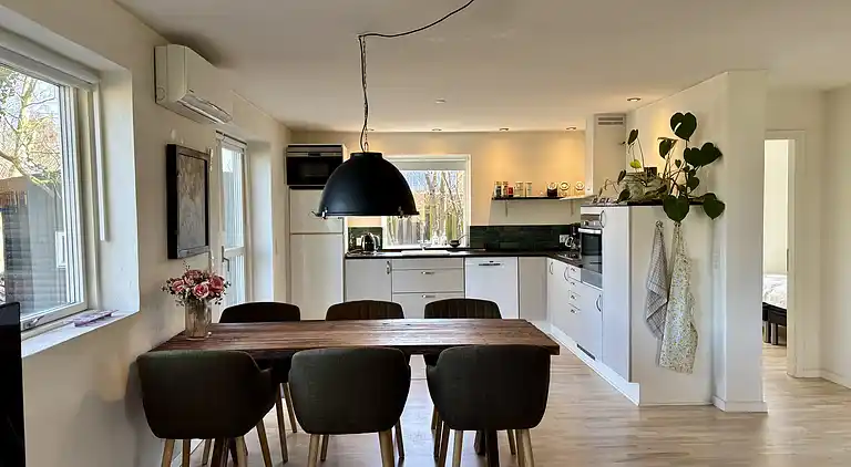 Lyst feriehus i grønne omgivelser nær vandet