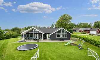 Stor feriebolig ved Vejle Fjord med pool