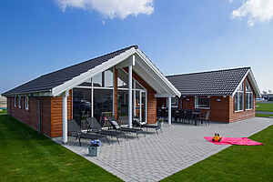 Cozy summerhouse with pool & activity room