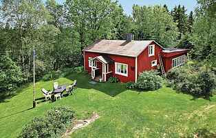 Innenpool im klassischen schwedischen Ferienhaus