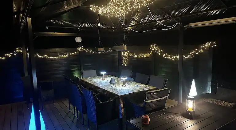 Stilfuldt sommerhus nær strand med stor terrasse