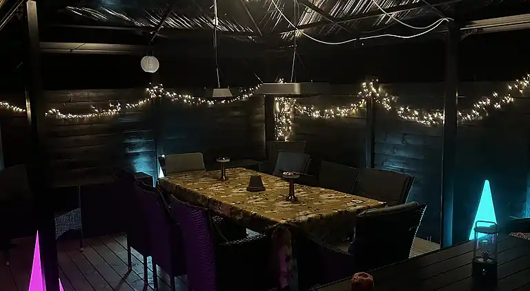 Stilfuldt sommerhus nær strand med stor terrasse