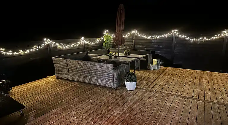 Stilfuldt sommerhus nær strand med stor terrasse