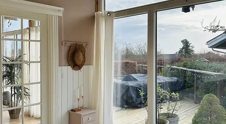 Stort sommerhus tæt på strand og natur