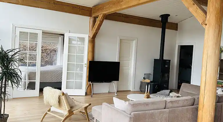 Stort sommerhus tæt på strand og natur