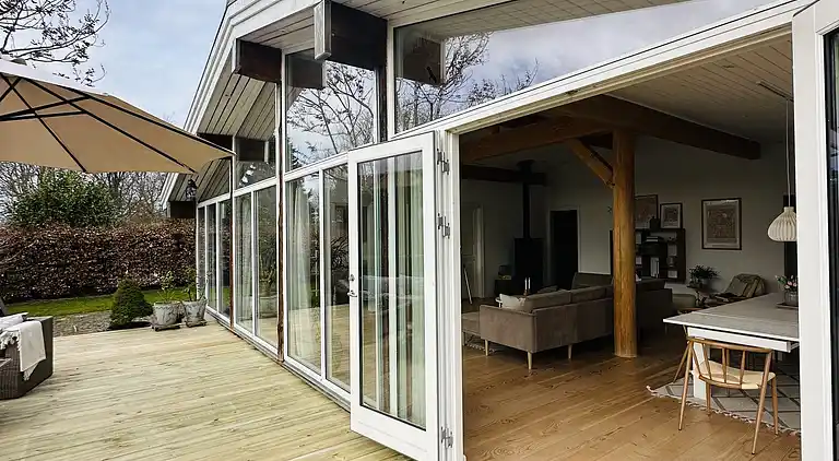 Stort sommerhus tæt på strand og natur
