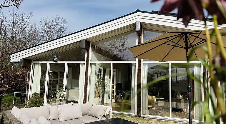 Stort sommerhus tæt på strand og natur