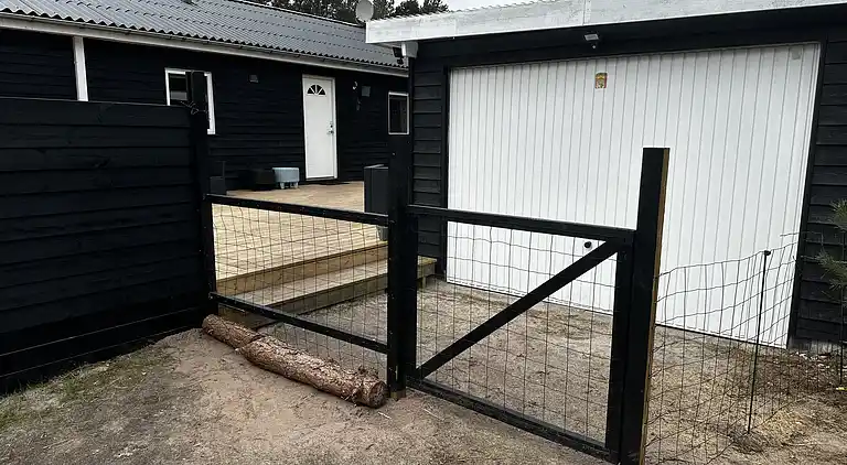 Stijlvol zomerhuis bij strand met groot terras