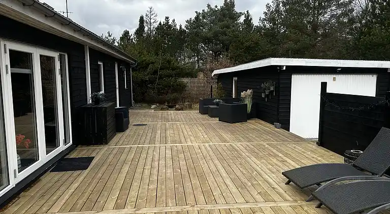 Stijlvol zomerhuis bij strand met groot terras