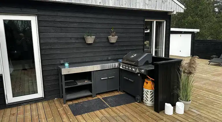 Stijlvol zomerhuis bij strand met groot terras