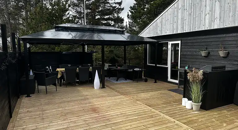 Stijlvol zomerhuis bij strand met groot terras