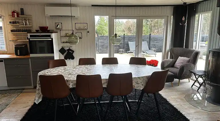 Stijlvol zomerhuis bij strand met groot terras