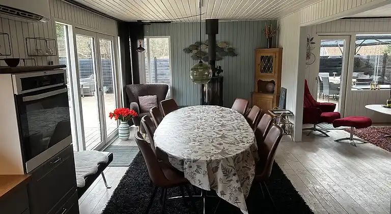 Stijlvol zomerhuis bij strand met groot terras