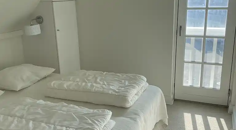Sommerhus ved hav og børnevenlig strand