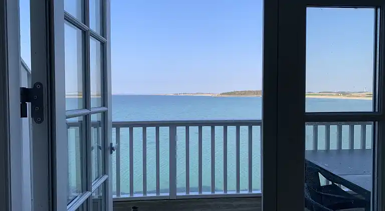 Sommerhus ved hav og børnevenlig strand