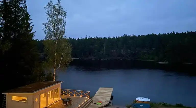 Nybygget hus på strandgrund med søudsigt! 